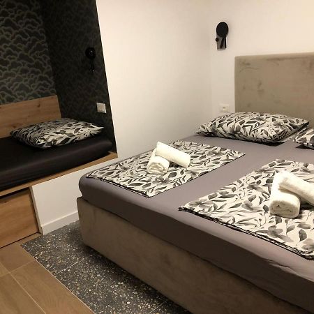 Omis - Private Ensuite Room With Balcony - Hotel Style Екстер'єр фото