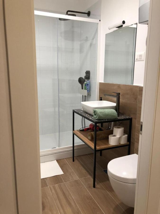 Omis - Private Ensuite Room With Balcony - Hotel Style Екстер'єр фото