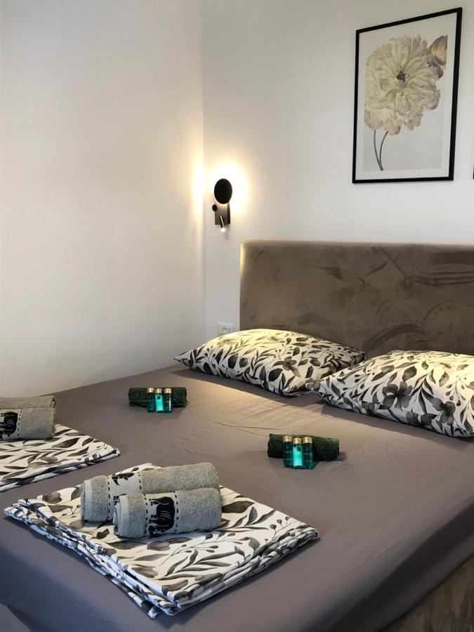 Omis - Private Ensuite Room With Balcony - Hotel Style Екстер'єр фото