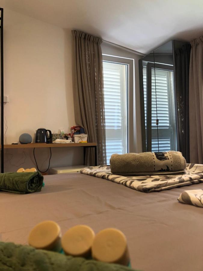 Omis - Private Ensuite Room With Balcony - Hotel Style Екстер'єр фото